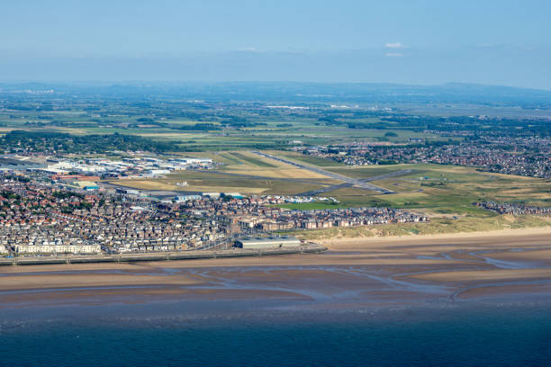 montanhas-russas blackpool pleasure beach - rollercoaster blackpool england pleasure beach - fotografias e filmes do acervo