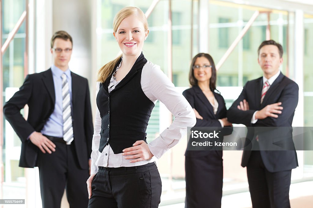 Uomini d'affari di lavoro-gruppo in ufficio - Foto stock royalty-free di Abbigliamento da lavoro