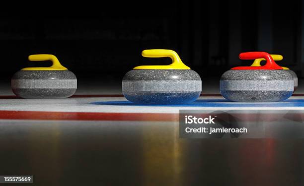 Cuatro Cálculos De Curling Foto de stock y más banco de imágenes de Curling - Curling, Deporte, Piedra de curling