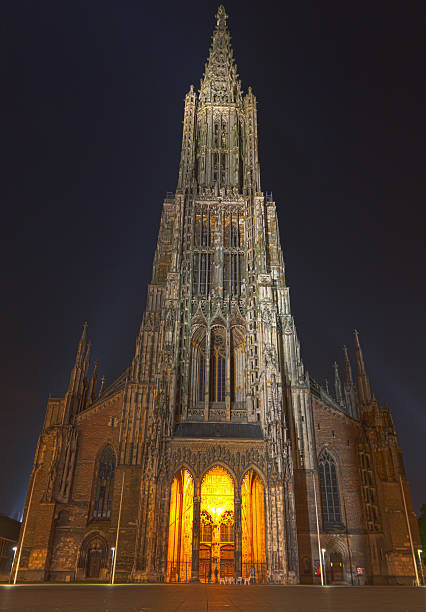 Ulm Minster (Ulmer Münster), Alemanha, durante a noite - foto de acervo