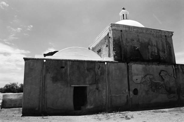 白黒フィルム画像トゥマカコリミッションはフィルムでアリゾナを台無しにする - tumacacori national historical park ストックフォトと画像