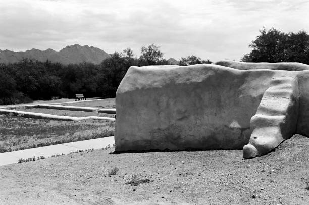 白黒フィルム画像トゥマカコリミッションはフィルムでアリゾナを台無しにする - tumacacori national historical park ストックフォトと画像