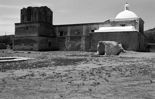 白黒フィルム画像トゥマカコリミッションはフィルムでアリゾナを台無しにする - tumacacori national historical park ストックフォトと画像
