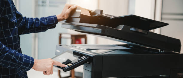 impressora copiadora, feche a mão o homem do escritório pressione o botão de cópia no painel para usar a copiadora ou a máquina de fotocopiadora para digitalizar documento imprimindo um papel folha. - print computer printer printout push button - fotografias e filmes do acervo