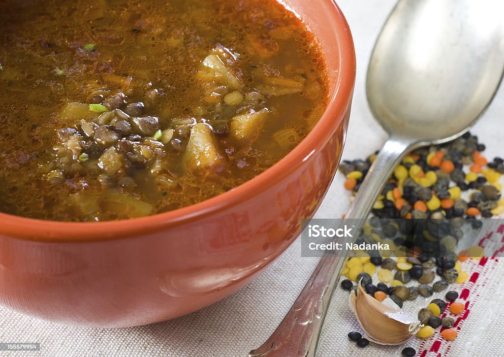 Tigela de sopa de lentilha com guardanapo de lençaria - Foto de stock de Alimentação Saudável royalty-free