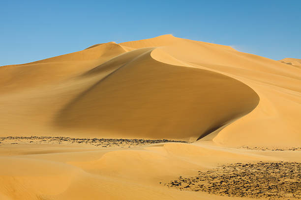 istock Perfect Sand Dune in the Sahara Desert, Libya 155580915