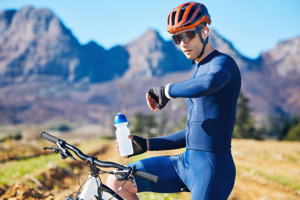 Cycling, mountain or man with a smart watch for fitness, exercise or workout goal in training. Water bottle, biker or sports athlete checking timer to monitor map progress with online app in nature ciclismo, montaña u hombre con un reloj inteligente para el fitness, el ejercicio o el objetivo de entrenamiento en el entrenamiento. botella de agua, ciclista o atleta deportivo que comprueba el temporizador para monitorear el progreso del mapa con la ap