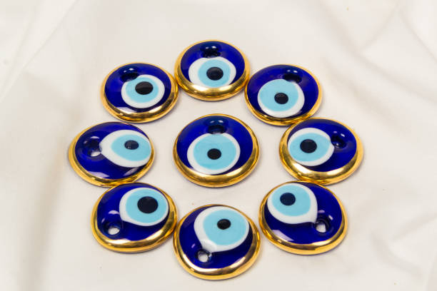 Símbolo del mal de ojo de vidrio sobre fondo blanco. Amuleto tradicional turco. - foto de stock