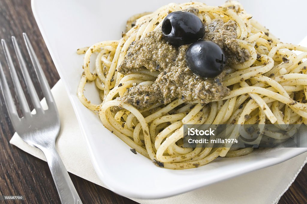 Spaghetti al pesto di olive nere. - Foto stock royalty-free di Alimentazione sana