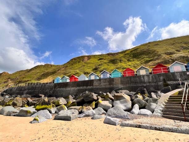 strandhütten in sheringham an der nordküste von norfolk. - tranquil scene joy vacations high angle view stock-fotos und bilder