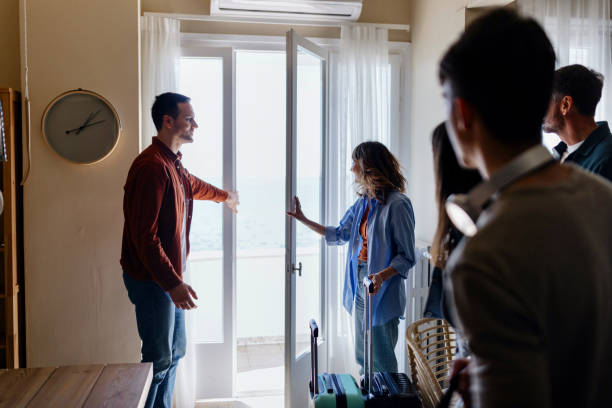 istock Host welcoming a family 1555878352