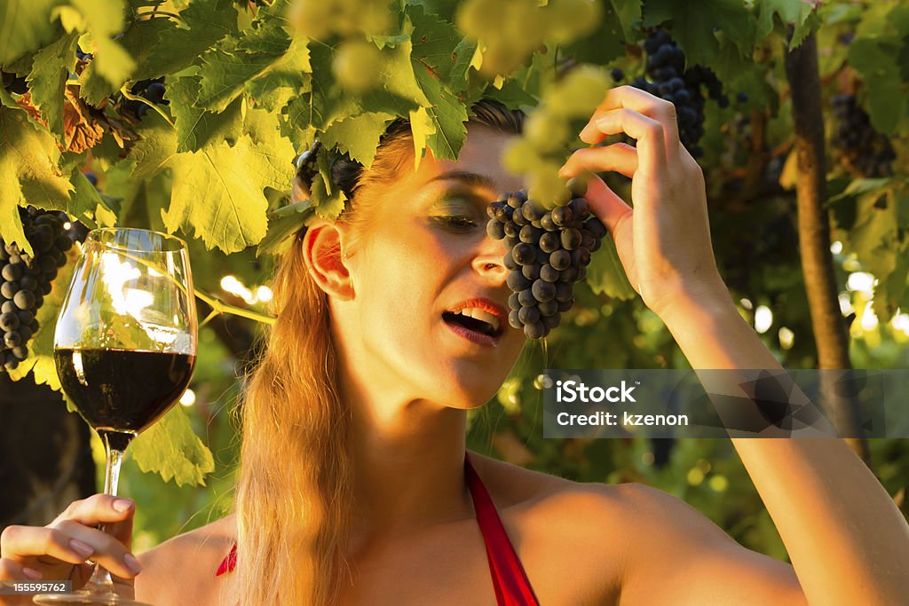Чувственный женщина с вином стекла в лоза stock - Стоковые фото Взрослый роялти-фри