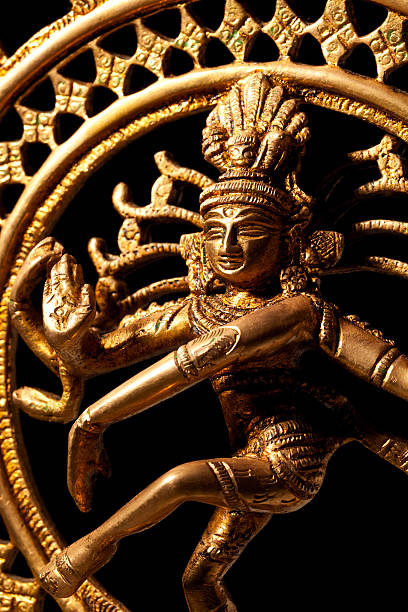 статуя индийского индуистский бог шива nataraja - shiva hindu god statue dancing стоковые фото и изображения
