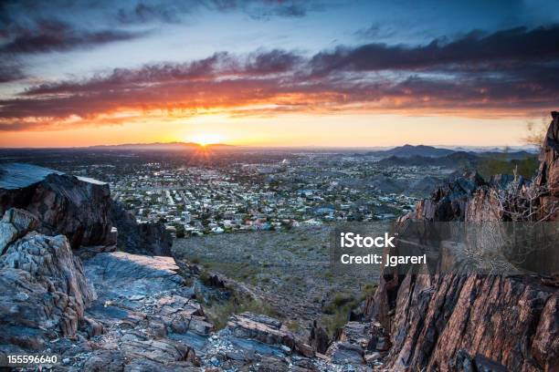 Atardecer En La Ciudad De Phoenix Foto de stock y más banco de imágenes de Arizona - Arizona, Phoenix - Arizona, Aire libre