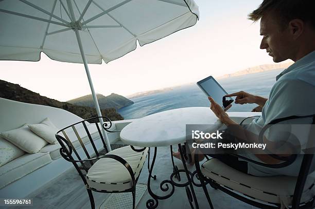 사용하는 남자 디지털 태블릿 컴퓨터의 시사이드 발코니 고독-개념에 대한 스톡 사진 및 기타 이미지 - 고독-개념, 고요한 장면, 그리스