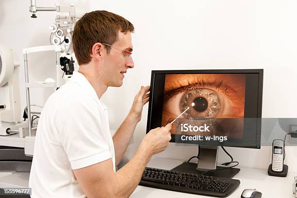 Explicar O Olho - Fotografias de stock e mais imagens de Optometrista - Optometrista, Adulto, Apontar - Sinal Manual