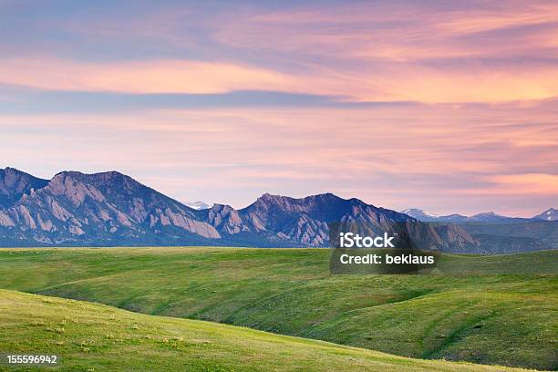 Wschód Słońca Na Flatirons Z Boulder Kolorado - zdjęcia stockowe i więcej obrazów Stan Kolorado - Stan Kolorado, Góra, Denver