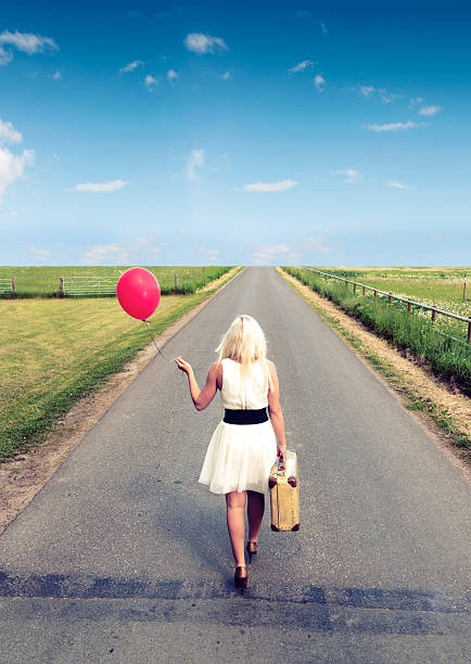kobieta wychodzi, trzymając balon i walizka - shoe leaving women summer zdjęcia i obrazy z banku zdjęć