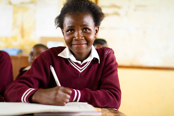 jeune fille dans une salle de classe en afrique du sud - african descent africa african culture classroom photos et images de collection