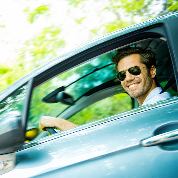 средний возраст человек вождения автомобиля - utilitario стоковые фото и изображения
