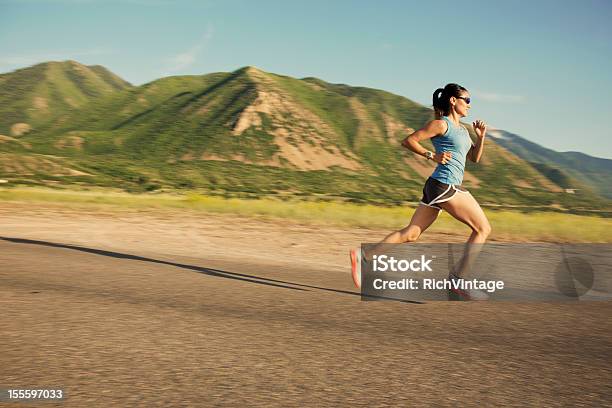 Going Der Distanz Stockfoto und mehr Bilder von Querfeldeinlauf - Querfeldeinlauf, 25-29 Jahre, Aktiver Lebensstil