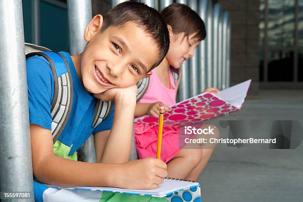 Photo libre de droit de Jeune Garçon Et Fille À Lécole banque d'images et plus d'images libres de droit de 6-7 ans - 6-7 ans, Amitié, Assis