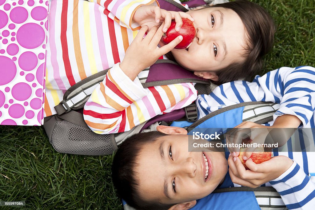 Young boy and girl establecer con una manzana - Foto de stock de Niño libre de derechos
