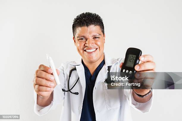 Happy Health Care Professional Hält Diabetes Ausstattung Stockfoto und mehr Bilder von Arzt