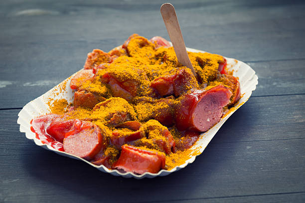 germania currywurst con una salsiccia con salsa al curry - currywurst foto e immagini stock