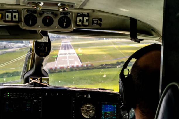 vista de la cubierta de vuelo del avión de aterrizaje - ils fotografías e imágenes de stock