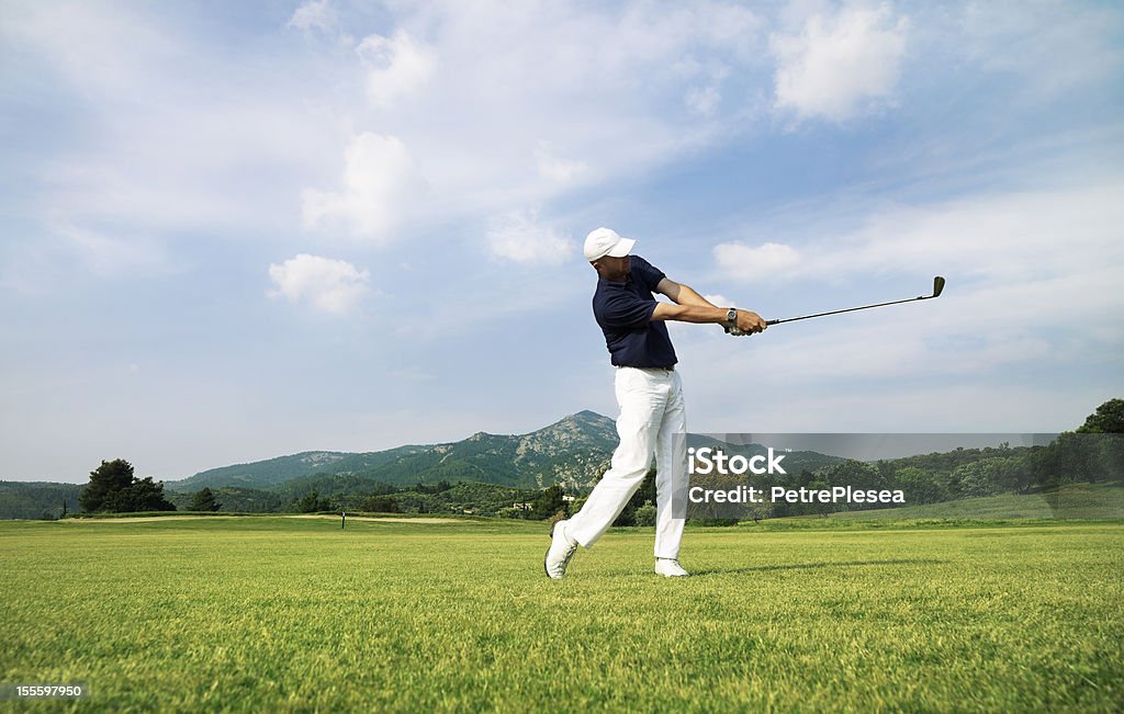 Giocatore di Golf. Perfetto Swing sul campo da golf. Cielo variabile. - Foto stock royalty-free di Swing