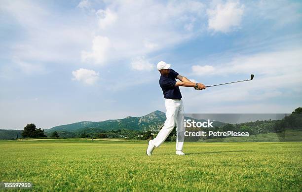 Giocatore Di Golf Perfetto Swing Sul Campo Da Golf Cielo Variabile - Fotografie stock e altre immagini di Swing