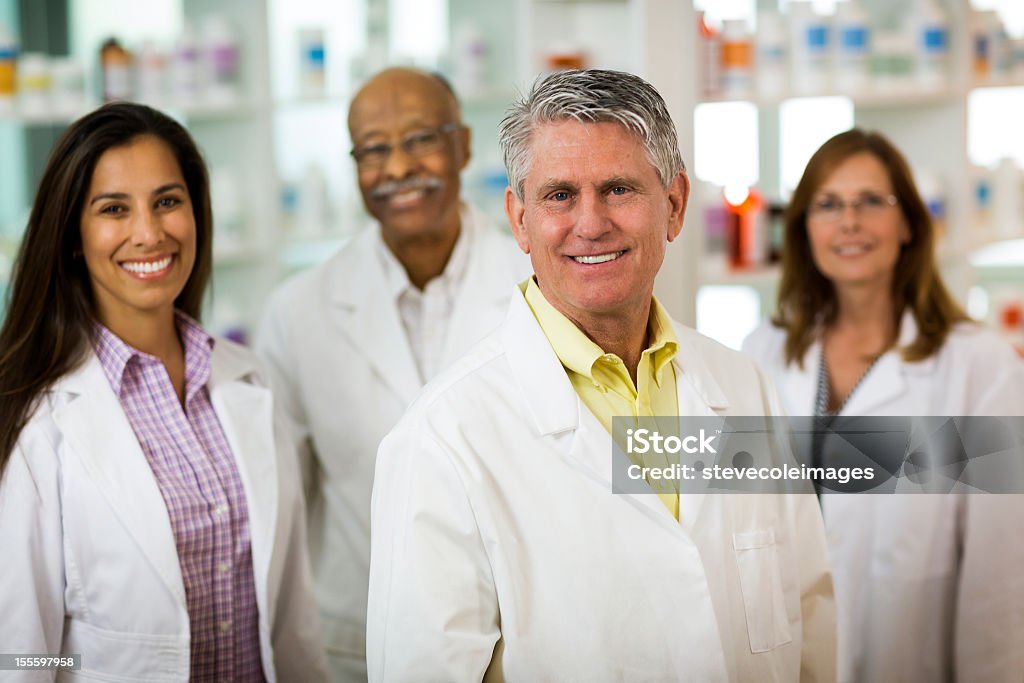 Retrato de quatro farmacêutico - Foto de stock de 45-49 anos royalty-free