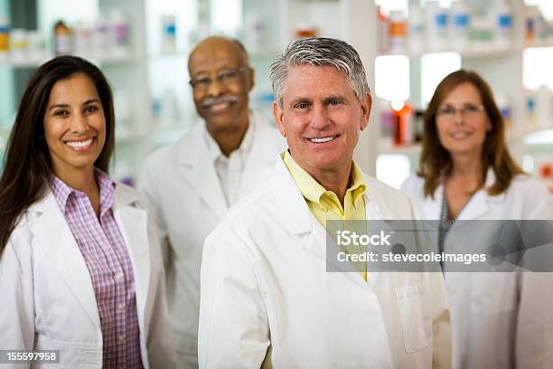 Foto de Retrato De Quatro Farmacêutico e mais fotos de stock de 45-49 anos - 45-49 anos, Adulto, Adulto maduro