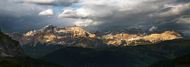 パノラマに広がる眺め、xxxl ドロミテ、アルタバデ�ィア - mountain valley european alps shade ストックフォトと画像