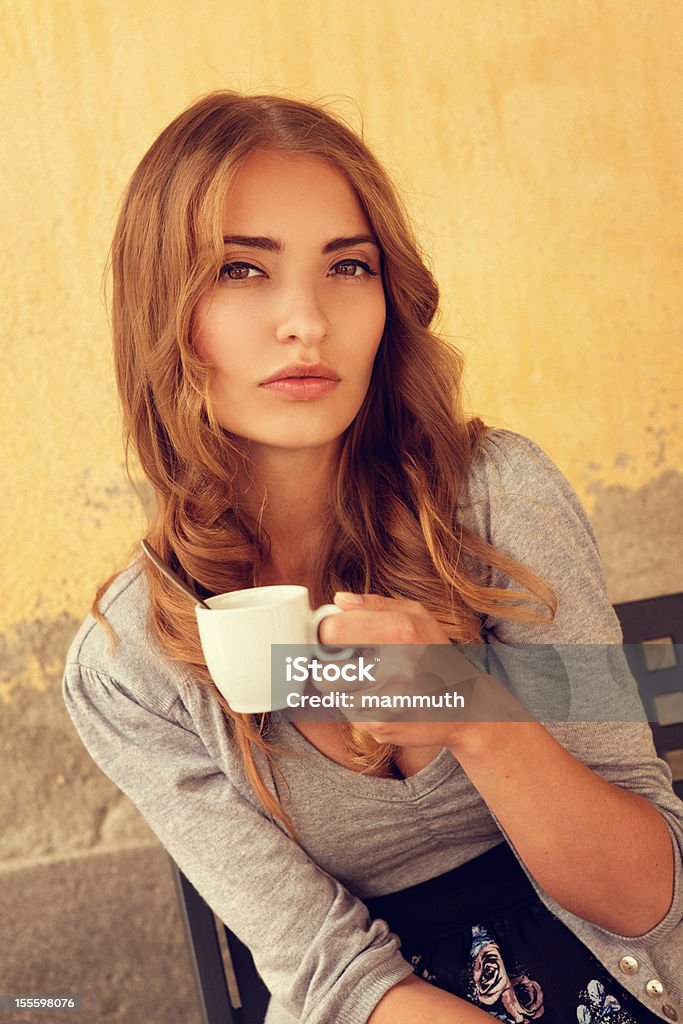 Chica bebiendo café - Foto de stock de 20 a 29 años libre de derechos
