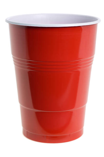 red plastic cup on white background - wegwerpbeker stockfoto's en -beelden