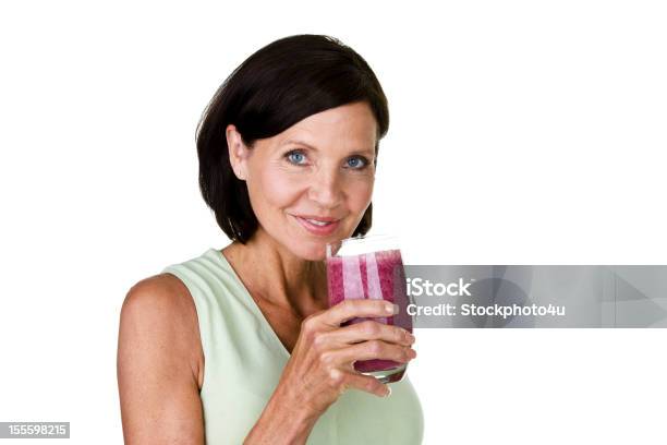 Mujer Madura Beber Un Licuado De Frutas Con Yogur Foto de stock y más banco de imágenes de 50-54 años - 50-54 años, 50-59 años, Adulto