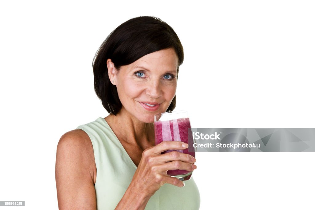 Femme d'âge mûr boire un smoothie aux fruits - Photo de 50-54 ans libre de droits