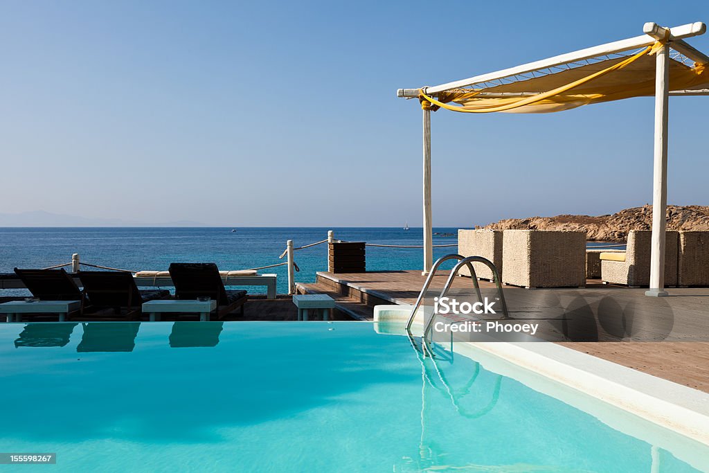 Piscine du centre de villégiature de l'île grecque - Photo de Piscine libre de droits