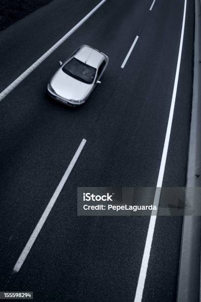 Condução Em Uma Estrada Solitária - Fotografias de stock e mais imagens de Estrada - Estrada, Carro, Conduzir