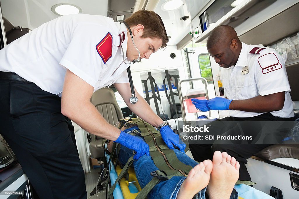 Medics Umreifung Patienten in Krankenwagen stretcher - Lizenzfrei Fesselung - Ausrüstung und Geräte Stock-Foto