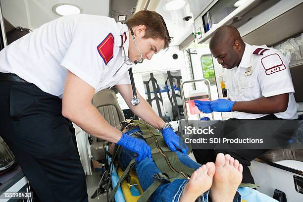Medics Umreifung Patienten In Krankenwagen Stretcher Stockfoto und mehr Bilder von Fesselung - Ausrüstung und Geräte