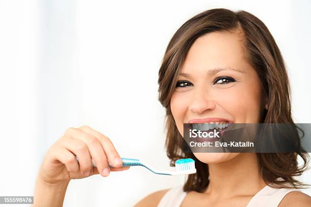 Foto de Mulher Bonita Escovar Os Dentes e mais fotos de stock de Escovar Dentes - Escovar Dentes, Mulheres, Só Uma Mulher