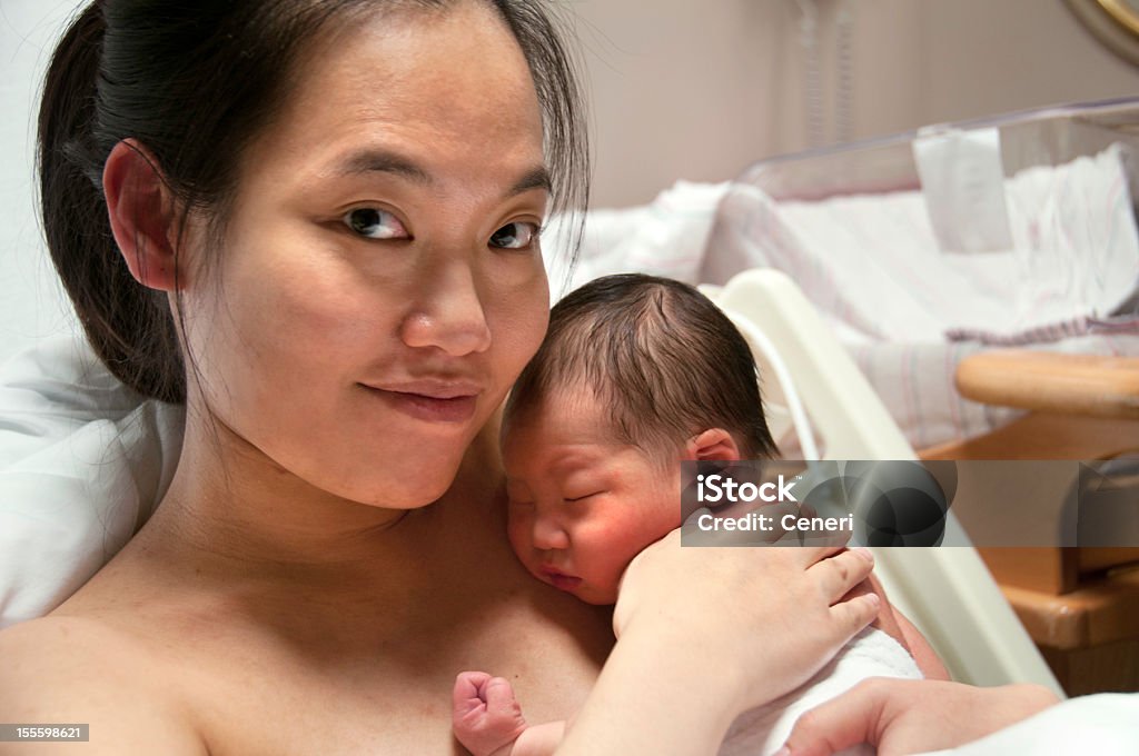 Nowo narodzonego dziecka z matką - Zbiór zdjęć royalty-free (Noworodek)