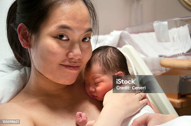 Nowo Narodzonego Dziecka Z Matką - zdjęcia stockowe i więcej obrazów Noworodek - Noworodek, Szpital, 0 - 11 miesięcy