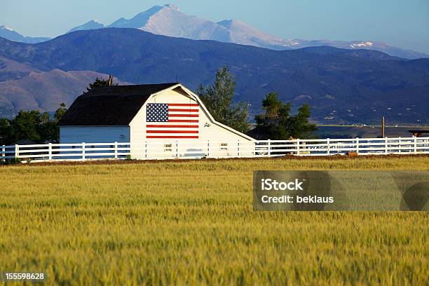 Bandera Estadounidense En Barn En Montañas Rocosas Foto de stock y más banco de imágenes de Bandera estadounidense - Bandera estadounidense, Establo, Granja