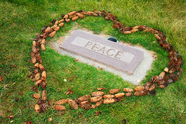 rest in peace e amore - new life death cemetery flower foto e immagini stock