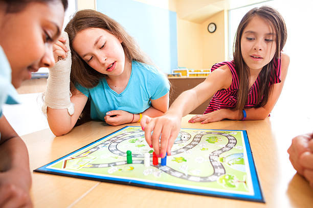 若い学生遊び、ゲーム、教育用 - leisure games dice indoors table ストックフォトと画像
