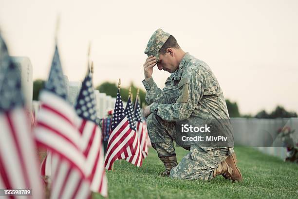 Soldaten Kniend In Grab Stockfoto und mehr Bilder von Memorial Day - Memorial Day, Militärische Einsatzkräfte, USA